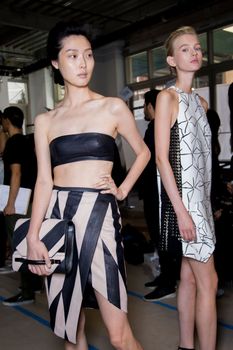 24301467_j-mendel-sunghee_nastya_sten_4.