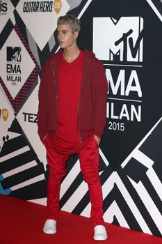 24379561_Justin_Bieber_attends_the_MTV_E