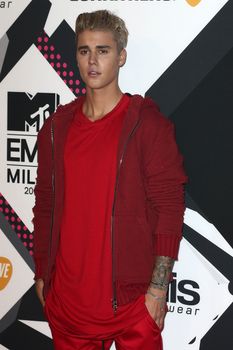 24379562_Justin_Bieber_attends_the_MTV_E