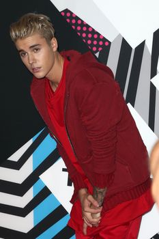 24379568_Justin_Bieber_attends_the_MTV_E
