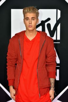 24380849_Justin_Bieber_attends_the_MTV_E