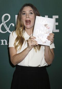 24395926_Drew_Barrymore_signs_copies_of_