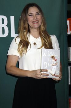 24395929_Drew_Barrymore_signs_copies_of_