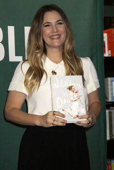 24395930_Drew_Barrymore_signs_copies_of_