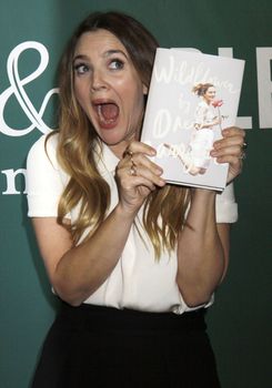 24395934_Drew_Barrymore_signs_copies_of_