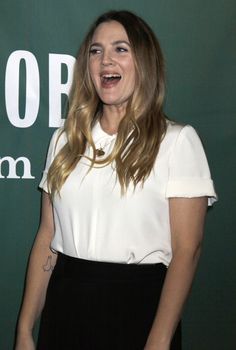 24395936_Drew_Barrymore_signs_copies_of_