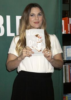 24395937_Drew_Barrymore_signs_copies_of_