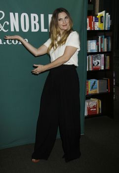 24395944_Drew_Barrymore_signs_copies_of_