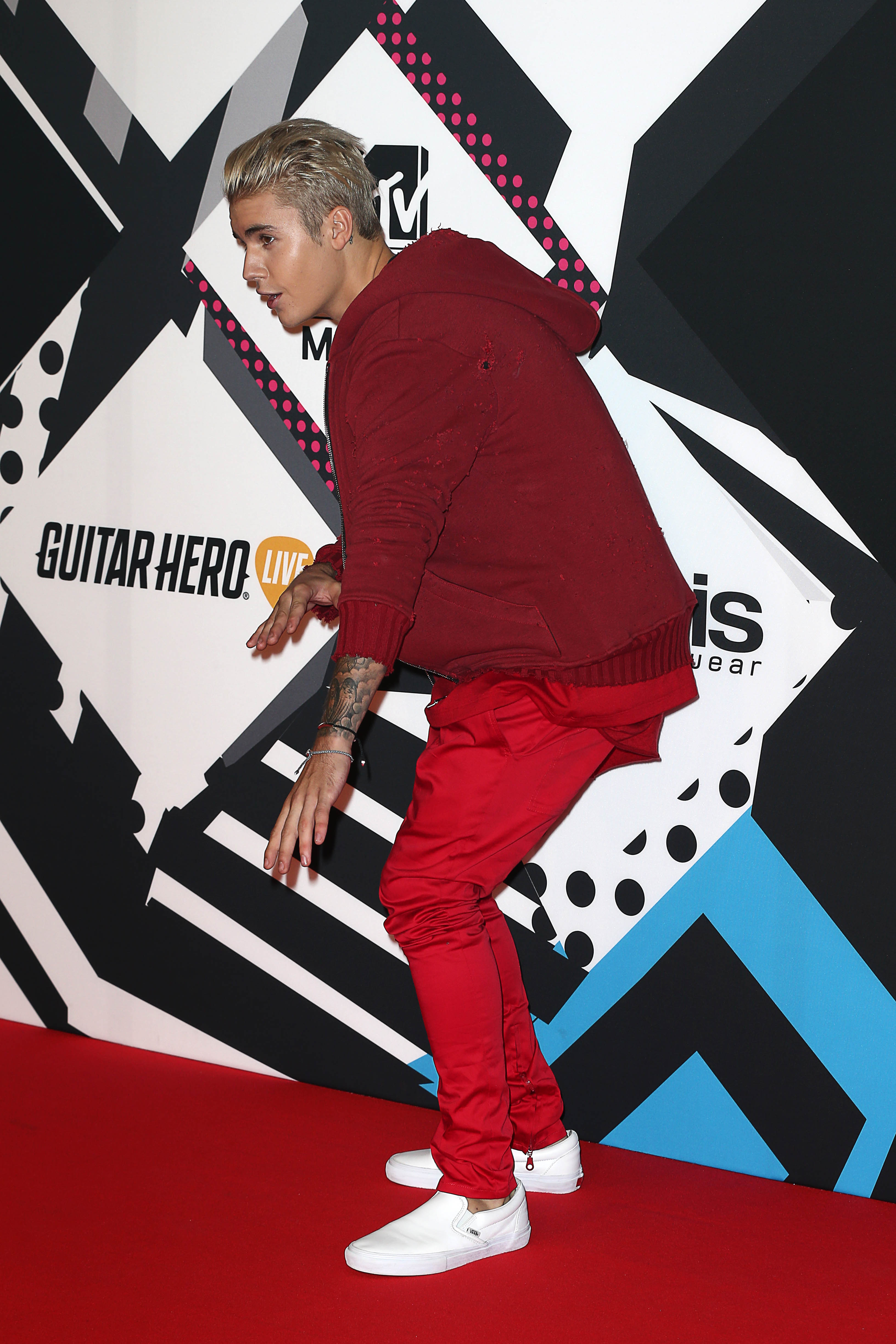 Justin Bieber attends the MTV EMAs 2015 05
