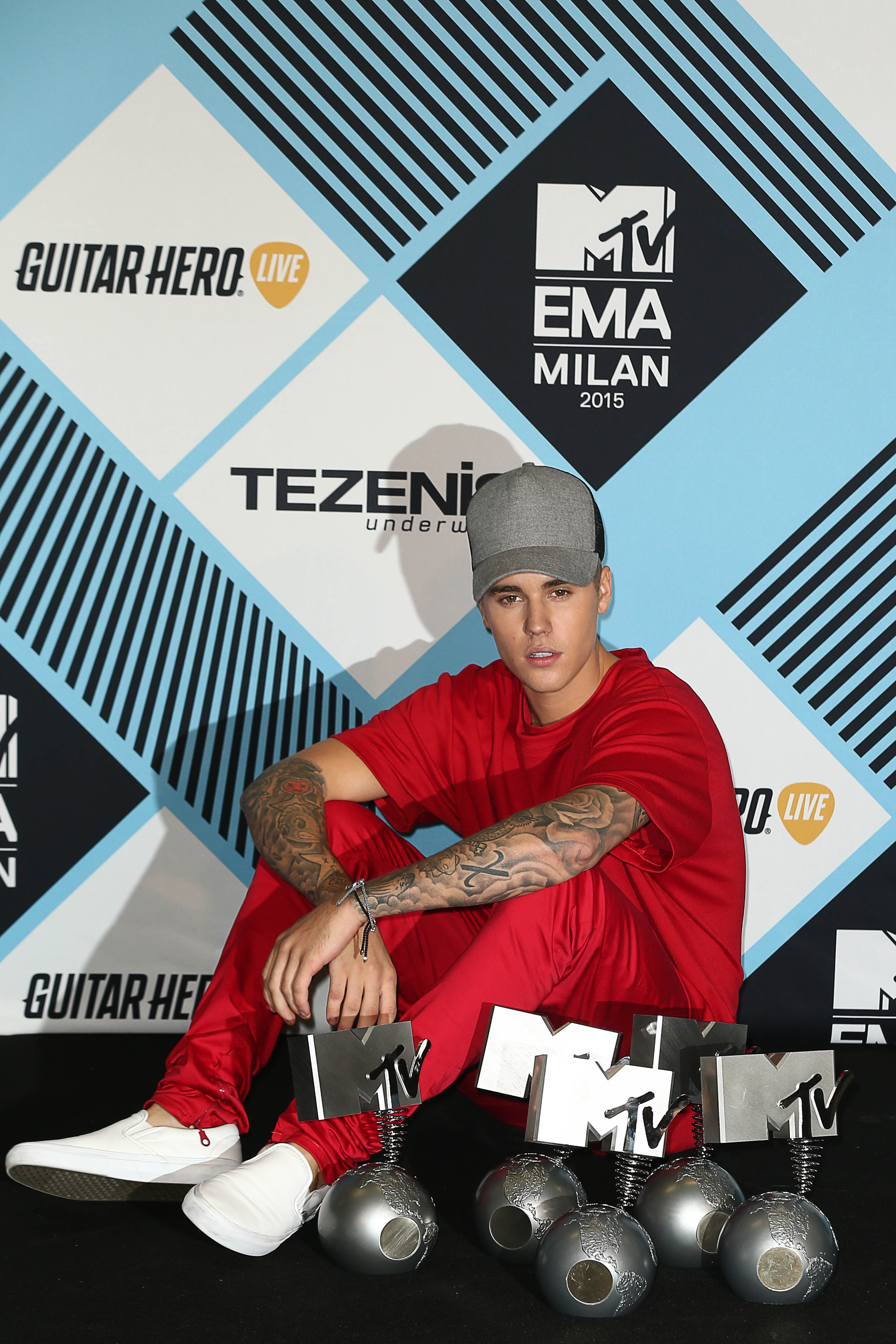 Justin Bieber attends the MTV EMAs 2015 04