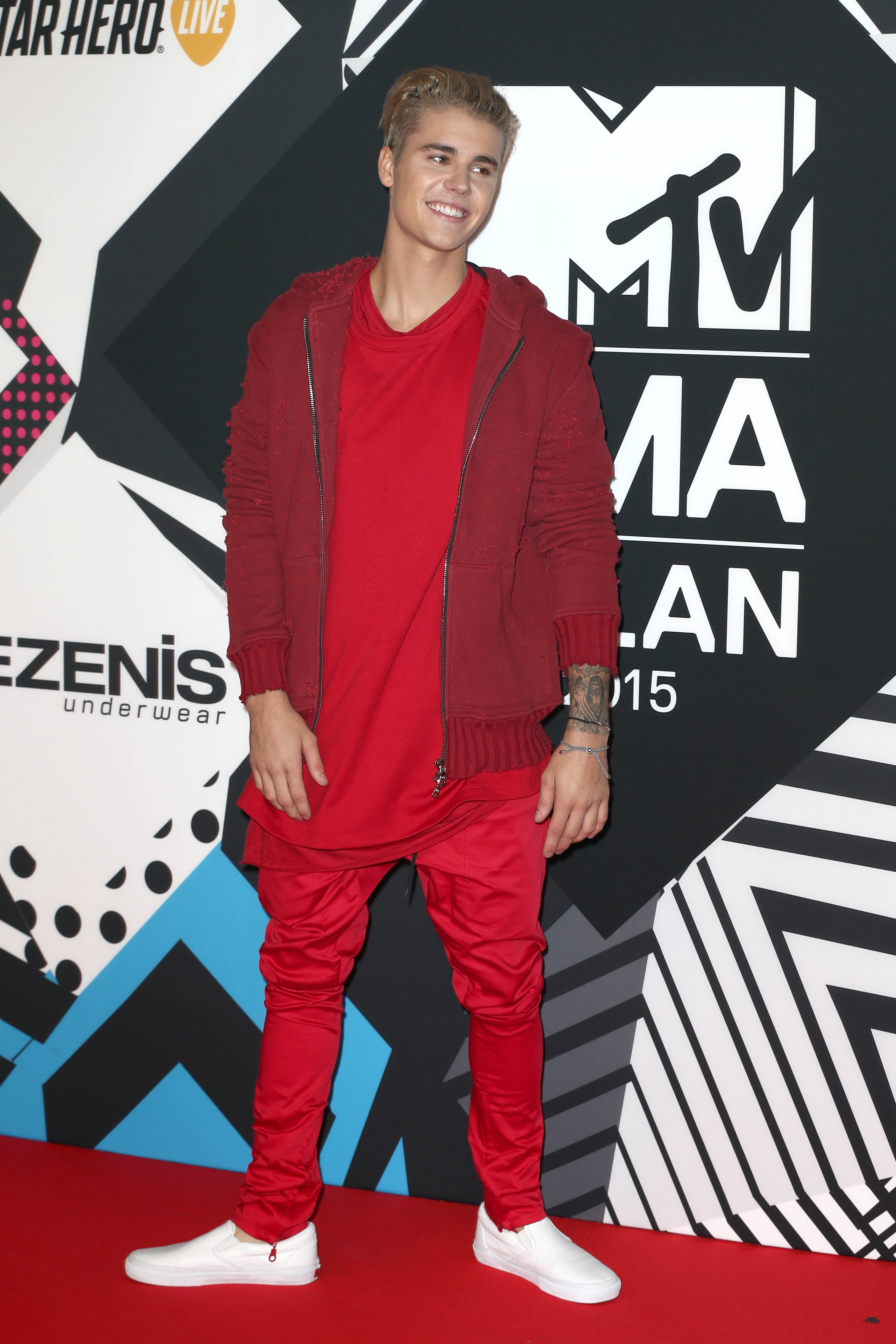 Justin Bieber attends the MTV EMAs 2015 09