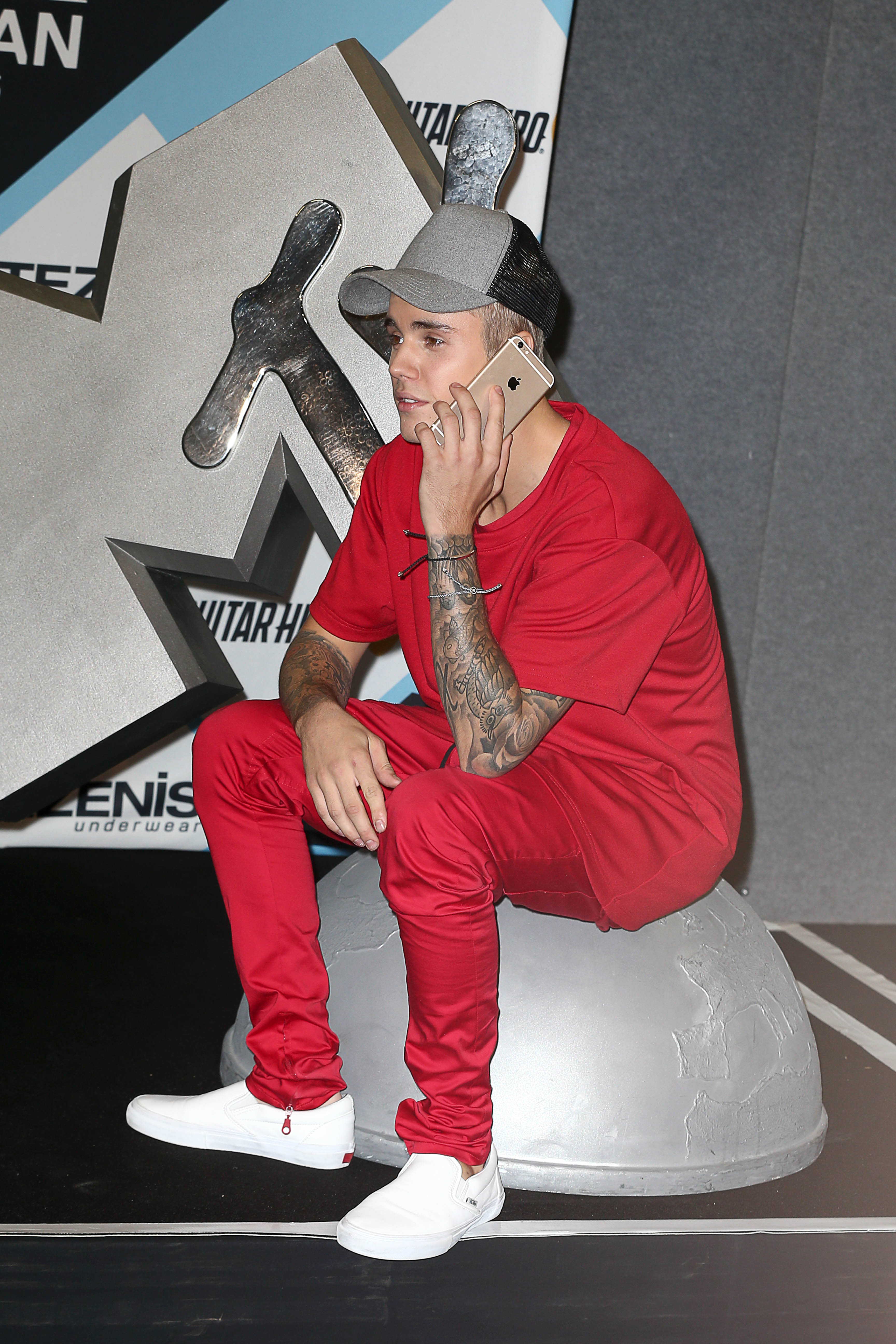 Justin Bieber attends the MTV EMAs 2015 11